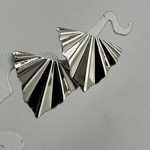 Figure 8 Dimal Earrings